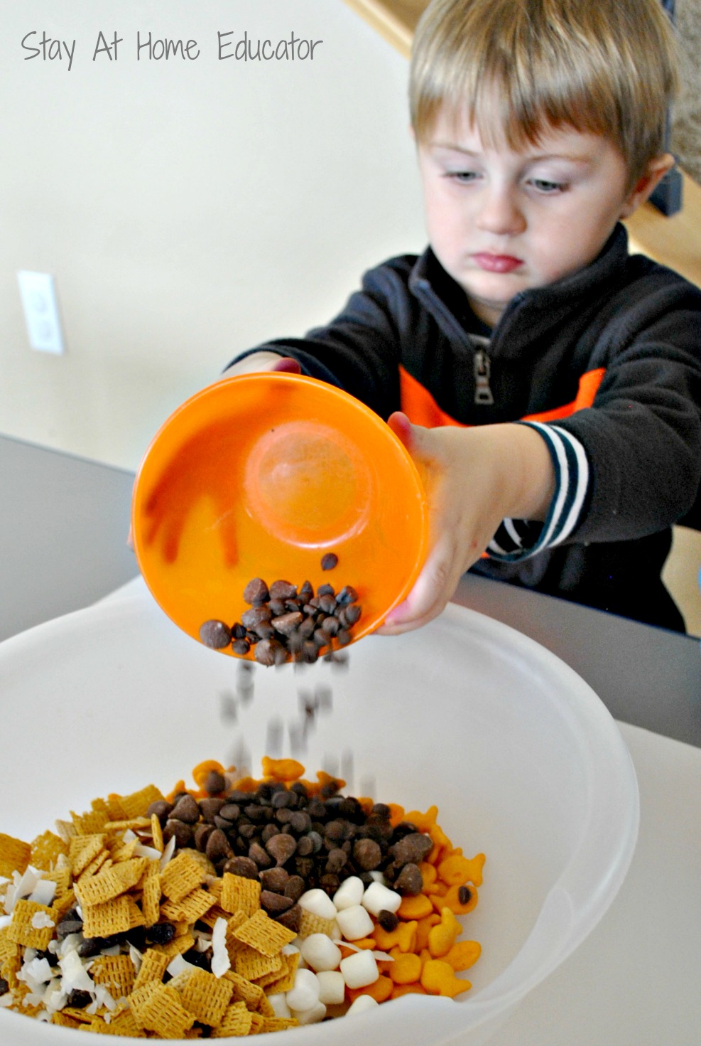 Sharing trail mix filler as first Thanksgiving preschool snack - Stay At Home Educator