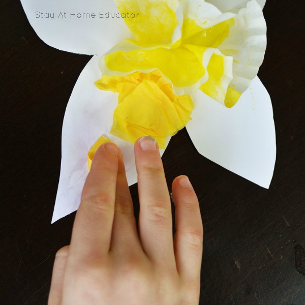 Making a daffodil spring craft for preschoolers