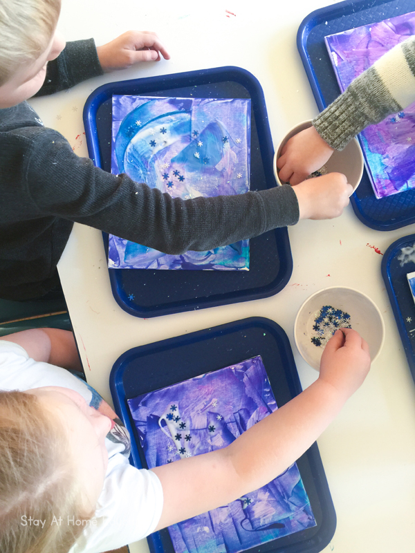 A beautiful winter process art for toddlers project that you will love to keep forever. An art project that also strengthens fine motor skills & colors. 