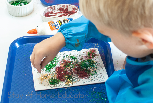 Glittery & Sparkly Christmas Process Art that is perfect for preschoolers. They will love creating a keepsake using their own creativity! 