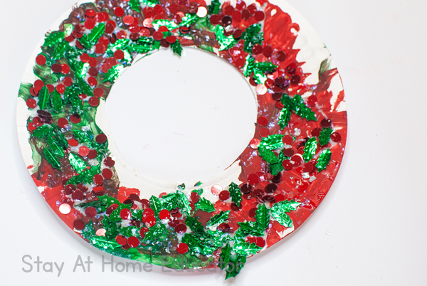 Christmas wreath art | completed paper plate Christmas wreath art activity | Preschool Christmas art |