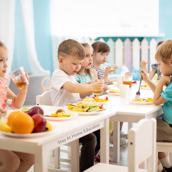 preschool children eating lunch 