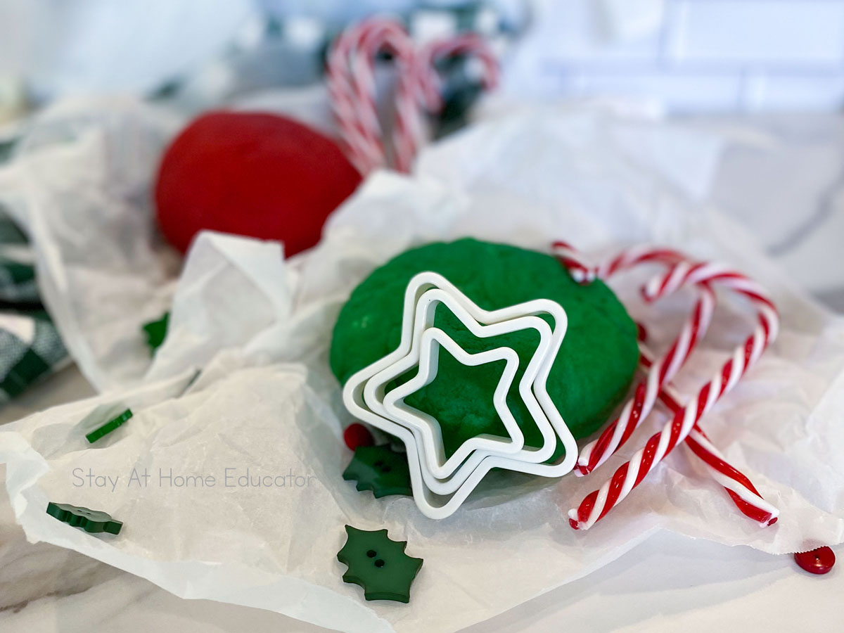 Christmas playdough recipe | christmas playdough activities | Christmas preschool sensory activities | playdough mats | red and green playdough with candy canes